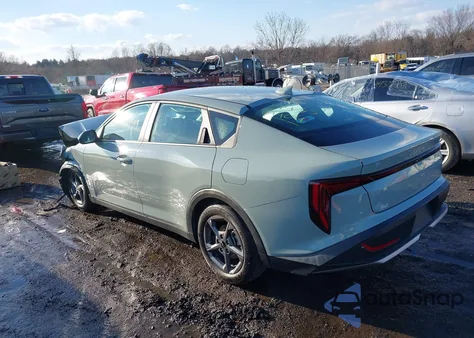 2025 Kia K4 Lxs z USA, uszkodzony, nr VIN 3KPFT4DE5SE063023